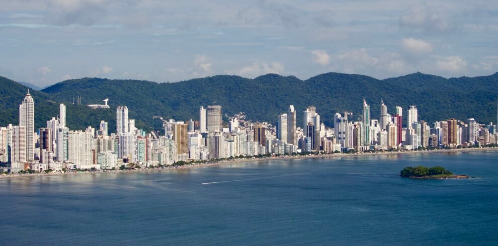 Balneário Camboriú – Skyline desde el mar (Hayden Soloviev, CC BY 4.0)