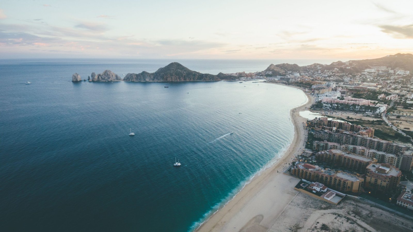 Costa de Cabo San Lucas al atardecer